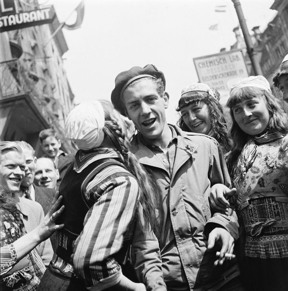 Canadian soldier with Dutch women at liberation.jpg